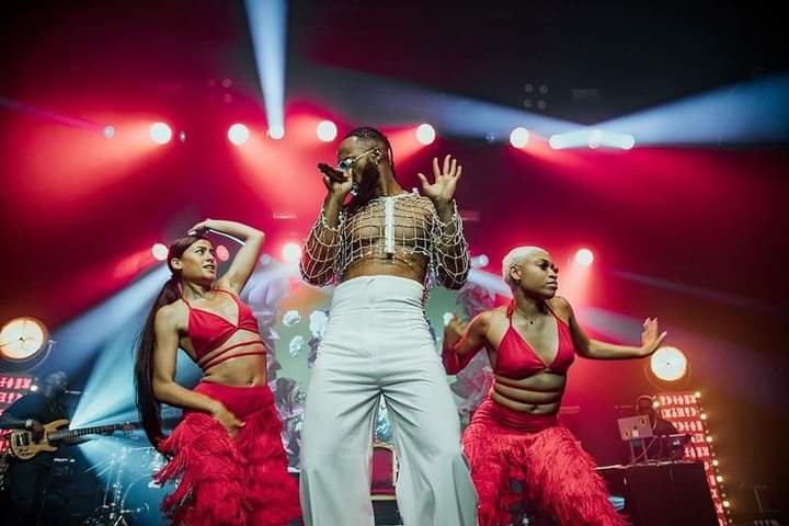 PRAISE, KNOCKS TRAIL SINGER FLAVOUR'S OUTFIT TO LONDON SHOW