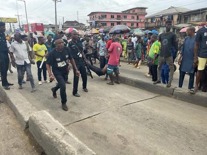 MOB BEATS LAGOS POLICEMAN UNCONSCIOUS FOR PUSHING MAN INTO BRT LANE