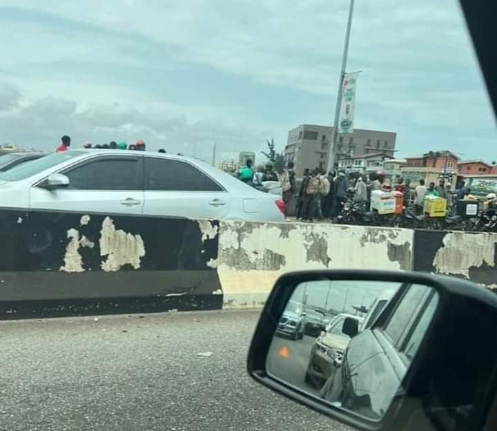 DISPATCH RIDER JUMPS INTO LEKKI-IKOYI LINK BRIDGE LAGOON